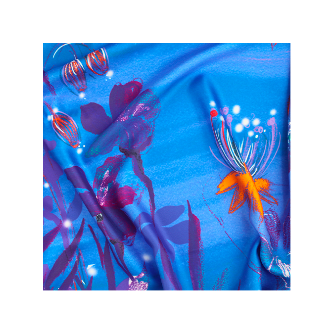 grand foulard en soie bleu