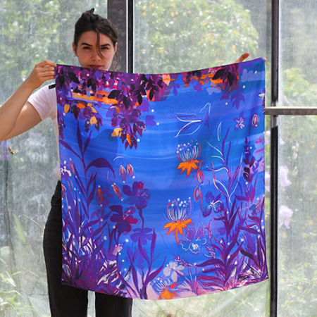 grand foulard en soie bleu