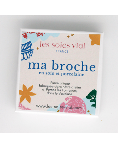 broche soie et porcelaine