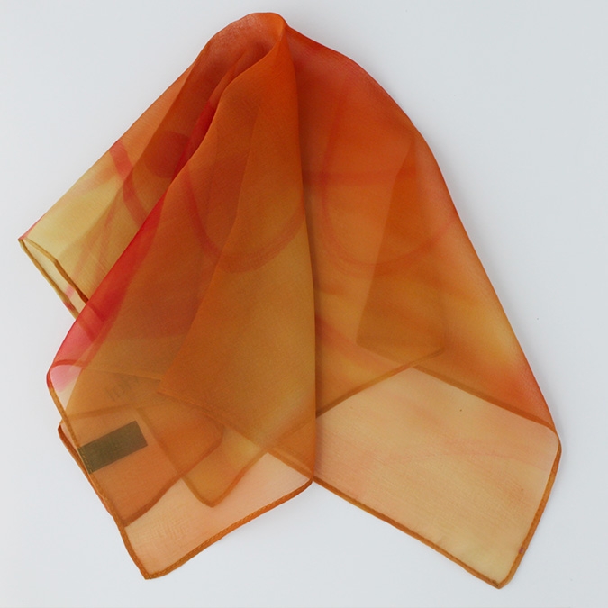 Carré de soie peint à la main