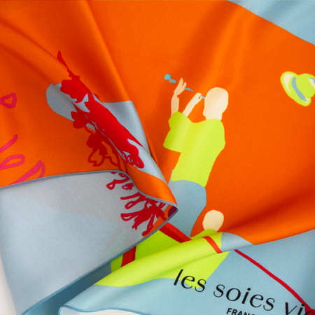 grand carré de soie au loin