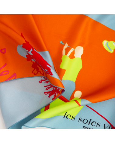 grand carré de soie au loin