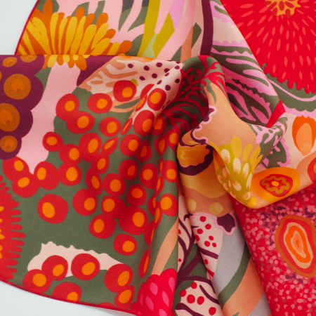 petit carré de soie rouge